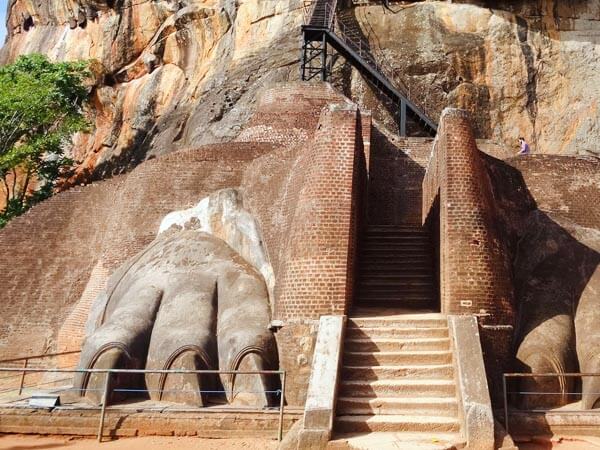 Sigiriya-Lion-Paw-Gate